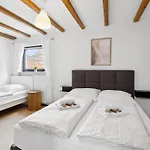 Andriss - Travel & Work - 5 Bedroom - Kitchen - Parking Apartmán